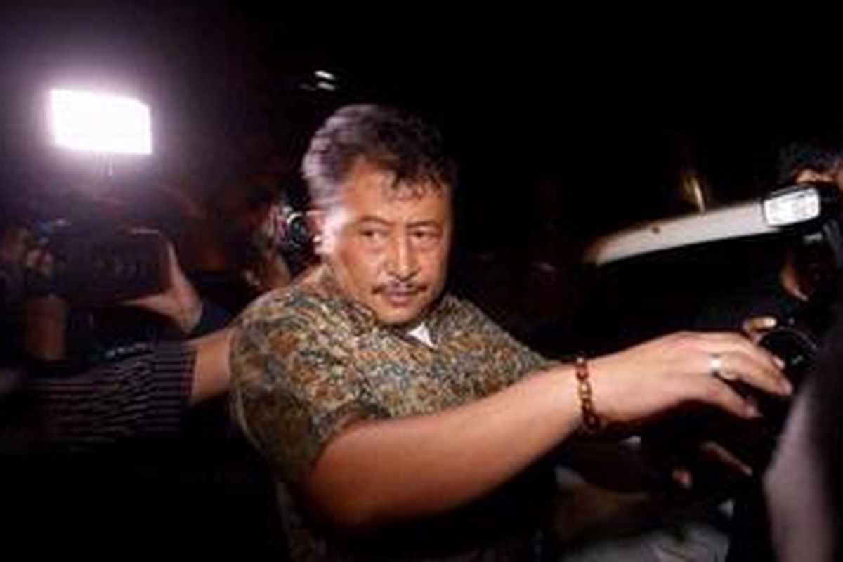 Direktur Reserse Kriminal Umum Polda Bengkulu, Komisaris Besar Dedy Irianto menghindar dari wartawan saat meninggalkan Gedung Komisi Pemberantasan Korupsi, Jakarta, Jumat (5/10/2012) malam. Dedy Irianto adalah petugas yang akan menahan penyidik KPK, Kompol Novel Baswedan atas tuduhan penganiayaan berat semasa ia menjabat Kasat Reskrim Polda Bengkulu tahun 2004.  