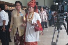 Pada Pelantikan Jokowi - JK, Anggota Dewan Kompak Kenakan Busana Tradisional