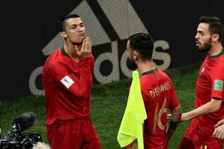 Penyerang timnas Portugal Cristiano Ronaldo melakukan selebrasi sambil mengelus janggut setelah mencetak gol pembuka dalam laga fase grup Piala Dunia 2018 kontra Spanyol di Fisht Stadium, Sochi, Rusia, 15 Juni 2018.