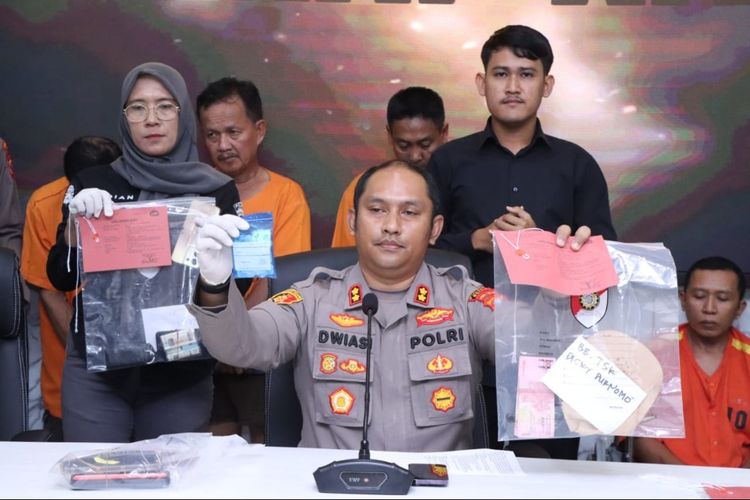 Kapolres Ngawi AKBP Dwiasi Wiyatputera memperlihatkan obat penenang yang digunakan pelaku komplotan pencurian mobil truk di Ngawi. Pelaku ditangkap di Malang saat menjual mobil truk hasil curian mereka.