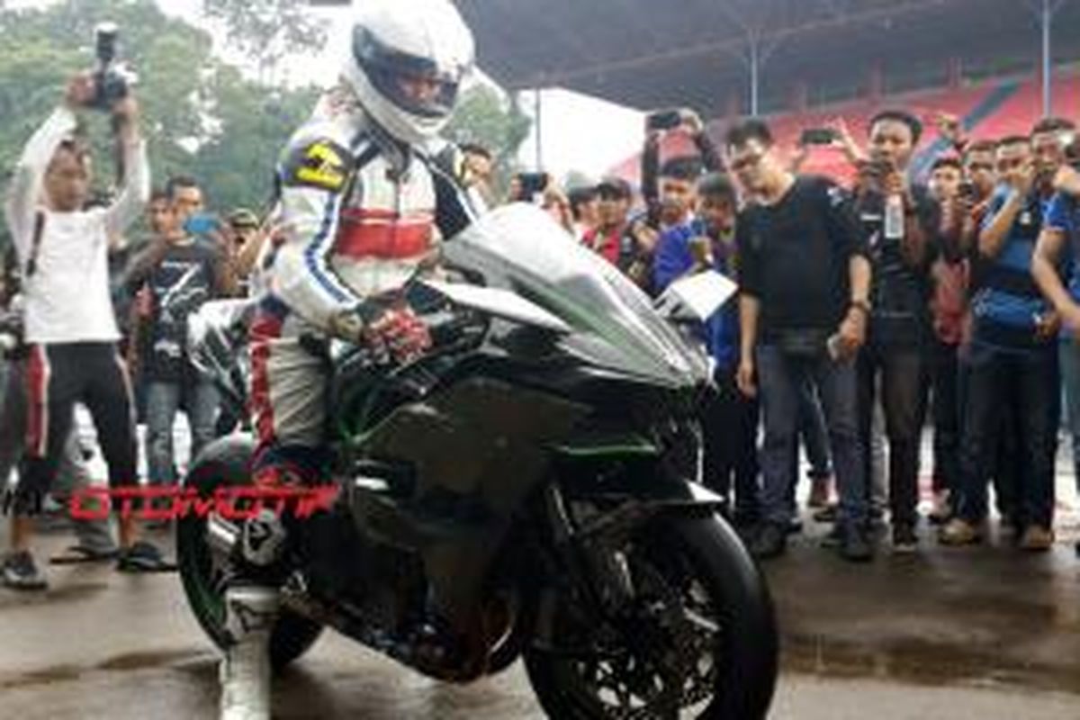 Versi sirkuit Kawasaki H2R digeber di Sirkuit Sentul, Jawa Barat, Jumat (16/1/2015).