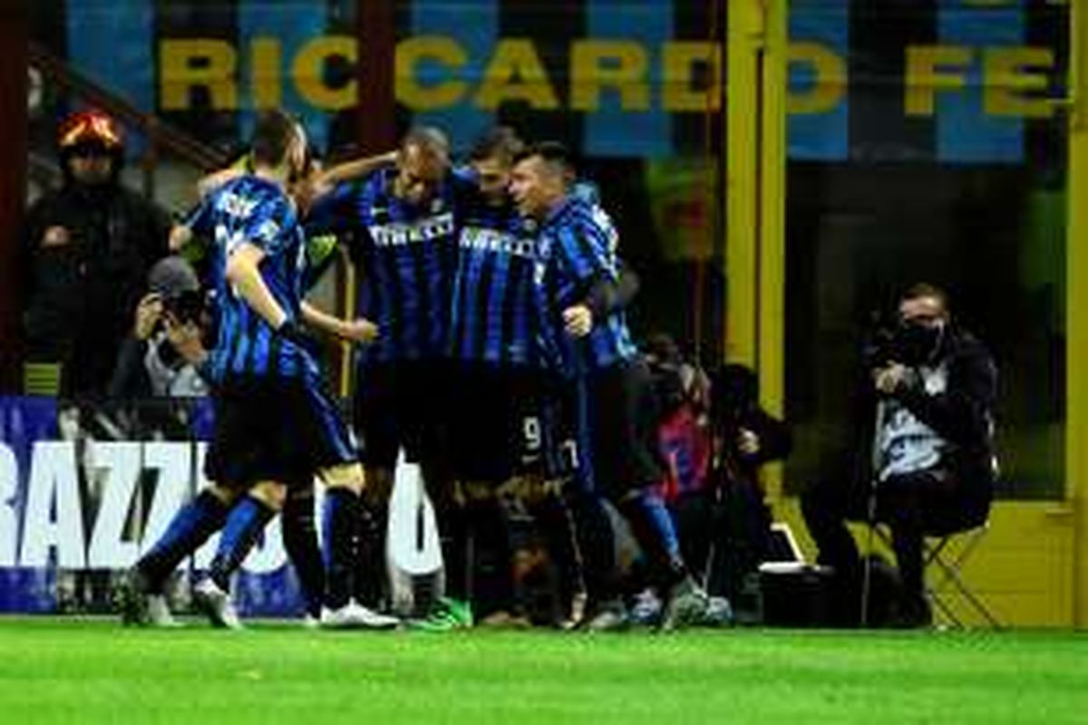Para pemain Inter Milan merayakan gol Mauro Icardi ke gawang Chievo Verona pada lanjutan Serie A di Stadion Giuseppe Meazza, Rabu (3/2/2016).