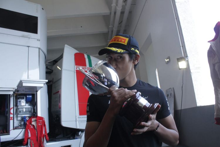 Sean Gelael mencium trofi hasil finis di posisi dua ajang F2 Seri Monako, Jumat (25/5).