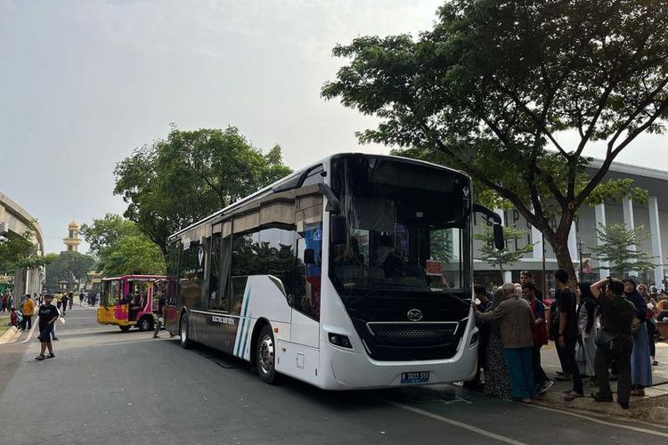 Bus listrik Taman Mini Indonesia Indah (TMII) saat pekan libur Nataru, Senin (25/12/2023). 