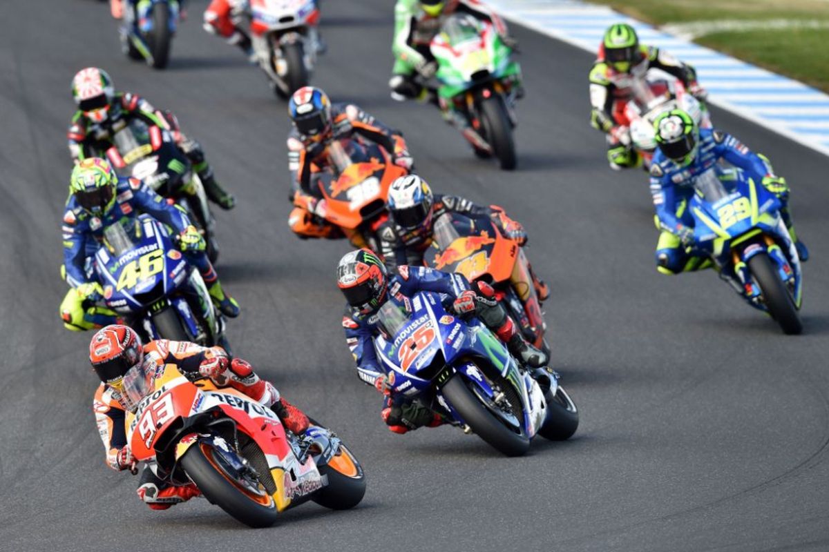 Honda rider Marc Marquez (#93) of Spain leads a pack during the Australian MotoGP Grand Prix at Phillip Island on October 22, 2017.  / AFP PHOTO / PETER PARKS / -- IMAGE RESTRICTED TO EDITORIAL USE - STRICTLY NO COMMERCIAL USE --        (Photo credit should read PETER PARKS/AFP/Getty Images)