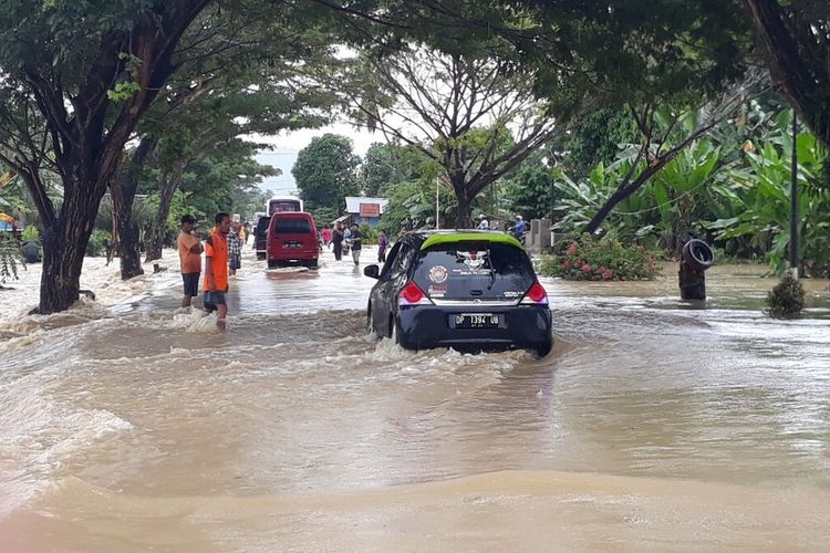 Banjir rendam dua kecamatan yakni Kecamatan Suli dan kecamatan Suli Barat, jalan trans dan permikiman warga terendam, sabtu (06/06/2020)