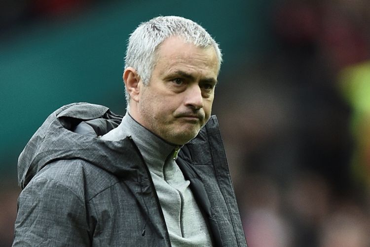 Ekspresi manajer Manchester United, Jose Mourinho, setelah timnya ditahan imbang 1-1 oleh Bournemouth pada lanjutan Premier League di Old Trafford, Manchester, Sabtu (4/3/2017).