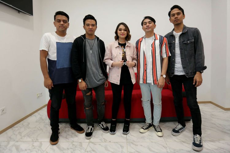 Grup band Geisha usai tampil di program Selebrasi di studio 1, Menara Kompas, Palmerah Selatan, Jakarta Pusat, Selasa (24/7/2018).Pada bincang-bincang di sela acara, Geisha memperkenalkan Regina sebagai vokalis baru, Regina Poetiray.