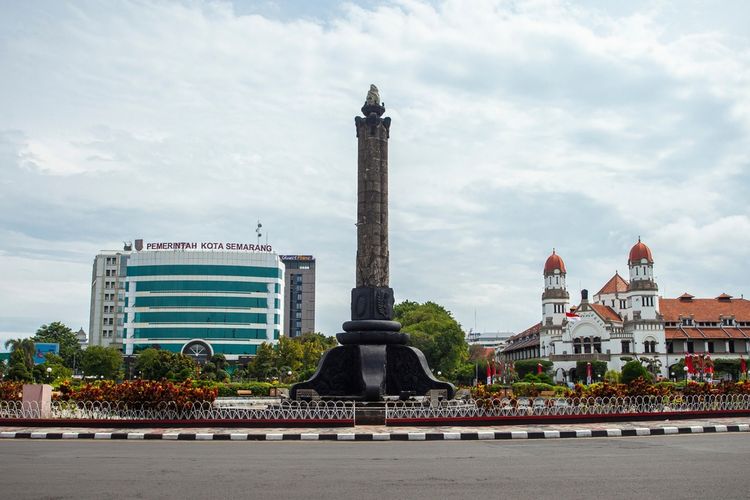 Ilustrasi Kota Semarang, Lawang Sewu, Tugu Muda, salah satu tempat merayakan tahun baru di Semarang. 
