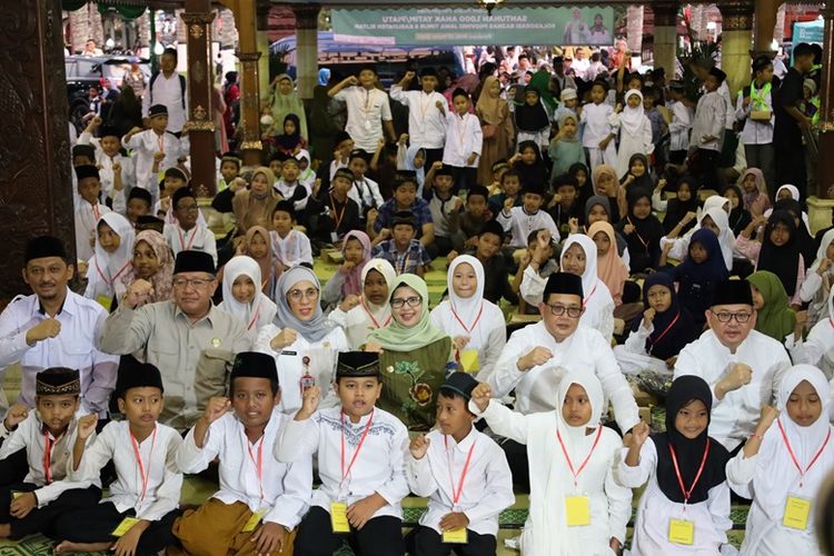 Suasana kegiatan Pemberian Santunan kepada 1.000 Anak Yatim/Piatu yang diadakan Pemkab Blitar. 