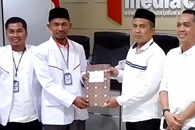 Partai PKS pertama mendaftarkan bakal calon legislatifnya di KPU Kota Palopo, namun pihak KPU KOta Palopo mengembailikan berkasnya karena salah satu berkasnya tidak distempel, Senin (08/5/2023)