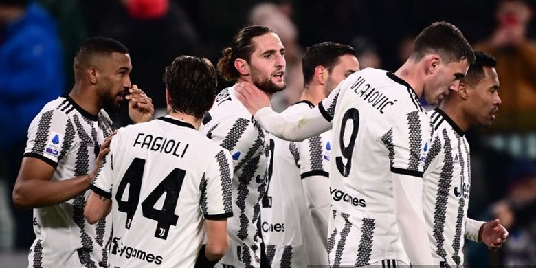 Para pemain Juventus merayakan gol Adrien Rabiot (tengah) ke gawang Torino pada laga pekan ke-24 Liga Italia 2022-2023 di Stadion Allianz, Rabu (1/3/2023) dini hari WIB. Laga Juventus vs Torino berakhir dengan skor 4-2. Terkini, Juventus terkena hukuman pengurangan 10 poin.