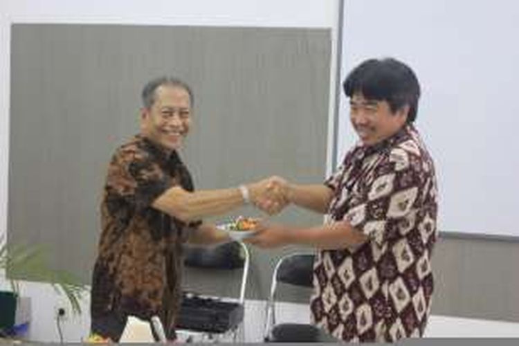 Rektor Universitas Katolik Soegijapranata Semarang Y Budi Widianarko (kanan) memberikan tumpeng simbol peresmian prodi mandataris Kemenristek Dikti, Jumat (12/8/2016)