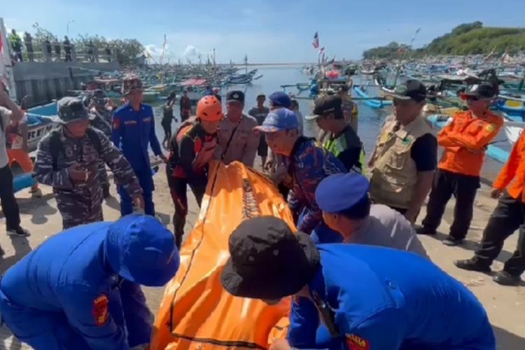 Petugas mengevakuasi jasad Gunther Henry Kitzler, turis asal Australia, yang tenggelam saat surfing atau berselancar di Pantai Grajagan, Banyuwangi, Jawa Timur pada Senin (4/3/2024). Ia ditemukan dalam kondisi tak bernyawa pada Selasa (5/3).