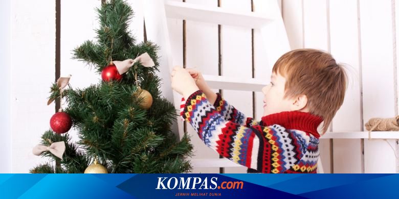 Mengenal Tradisi Dekorasi Pohon Natal Bintang besar dari papan, dibungkus dengan alumunium foil. mengenal tradisi dekorasi pohon natal