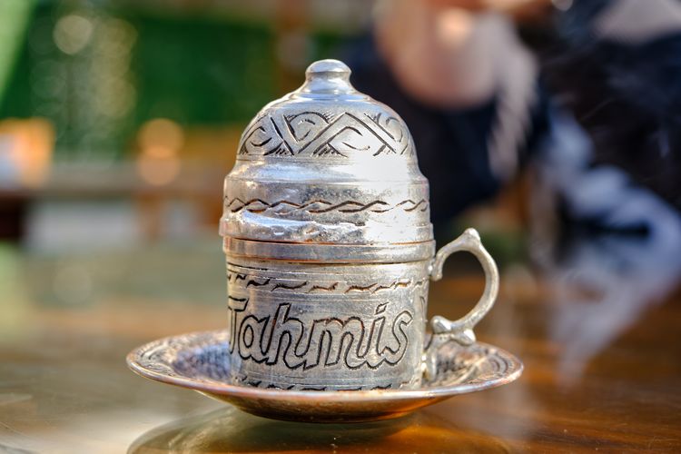 Kopi racikan kedai kopi Tahmis Kahvesi, kedai kopi tertua di dunia yang masih berdiri di Turkiye.