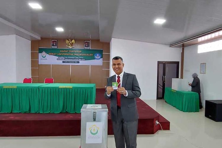 Prof Herman Fithra, rektor incumben memberi suara dalam pemilihan calon rektor di Universitas Malikussaleh, Aceh Utara, Senin (5/9/2022)