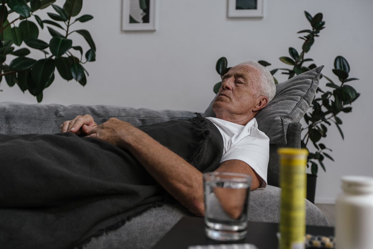 Ilustrasi lansia tidur. Orang dewasa semakin bertambah umur, cenderung tidur lebih awal dan bangun lebih cepat.