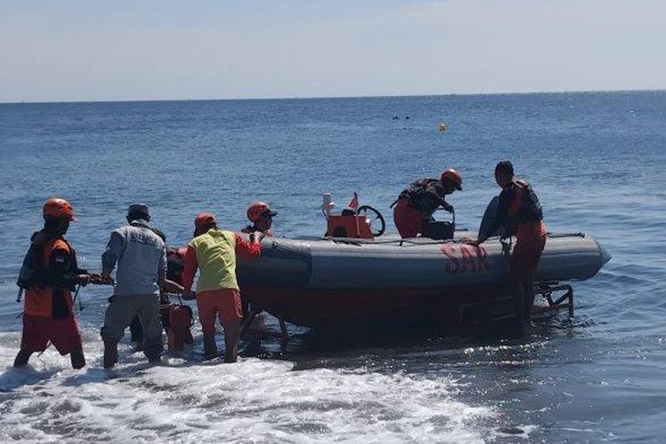 Basarnas melakukan pencarian terhadap warga asal Desa Bunutan, Kecamatan Abang, I Ketut Sudika (25) yang hilang saat memancing di Pantai Lean, Kecamatan Abang, Karangasem, Kamis (12/6/2025). Sepekan hilang di Pantai Lean Karangasem Bali, Sudika belum ditemukan. Ia meninggalkan bayi baru lahir. 
