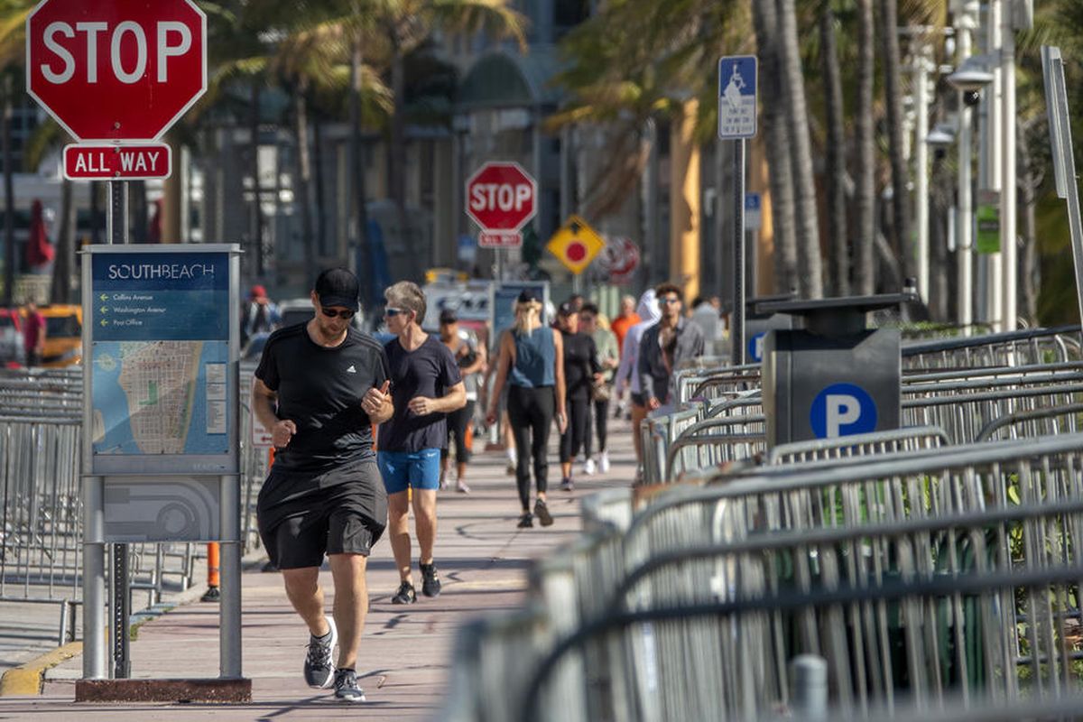 Turis masih berjalan di sepanjang jalan menuju pantai di Miami Beach di South Beach, Florida, AS, 19 Maret 2020.  EPA-EFE/CRISTOBAL HERRERA