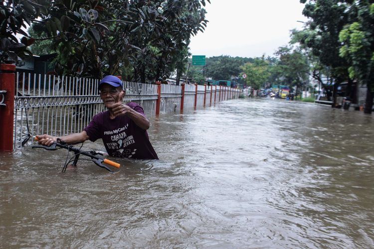 Suasana Jalan Raya Pondok Gede, Kramat Jati, Jakarta Timur, Selasa (25/2/2020) yang terendam banjir. Banjir di kawasan tersebut sudah terjadi pukul 04.00 WIB.