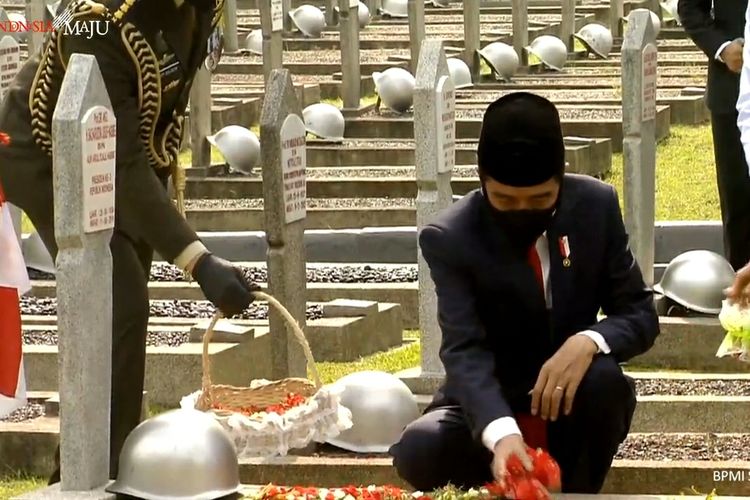 President Joko Widodo pays his respects to fallen Indonesian soldiers at the Kalibata Heroes Cemetery during Indonesias National Heroes Day on 10/11/2020