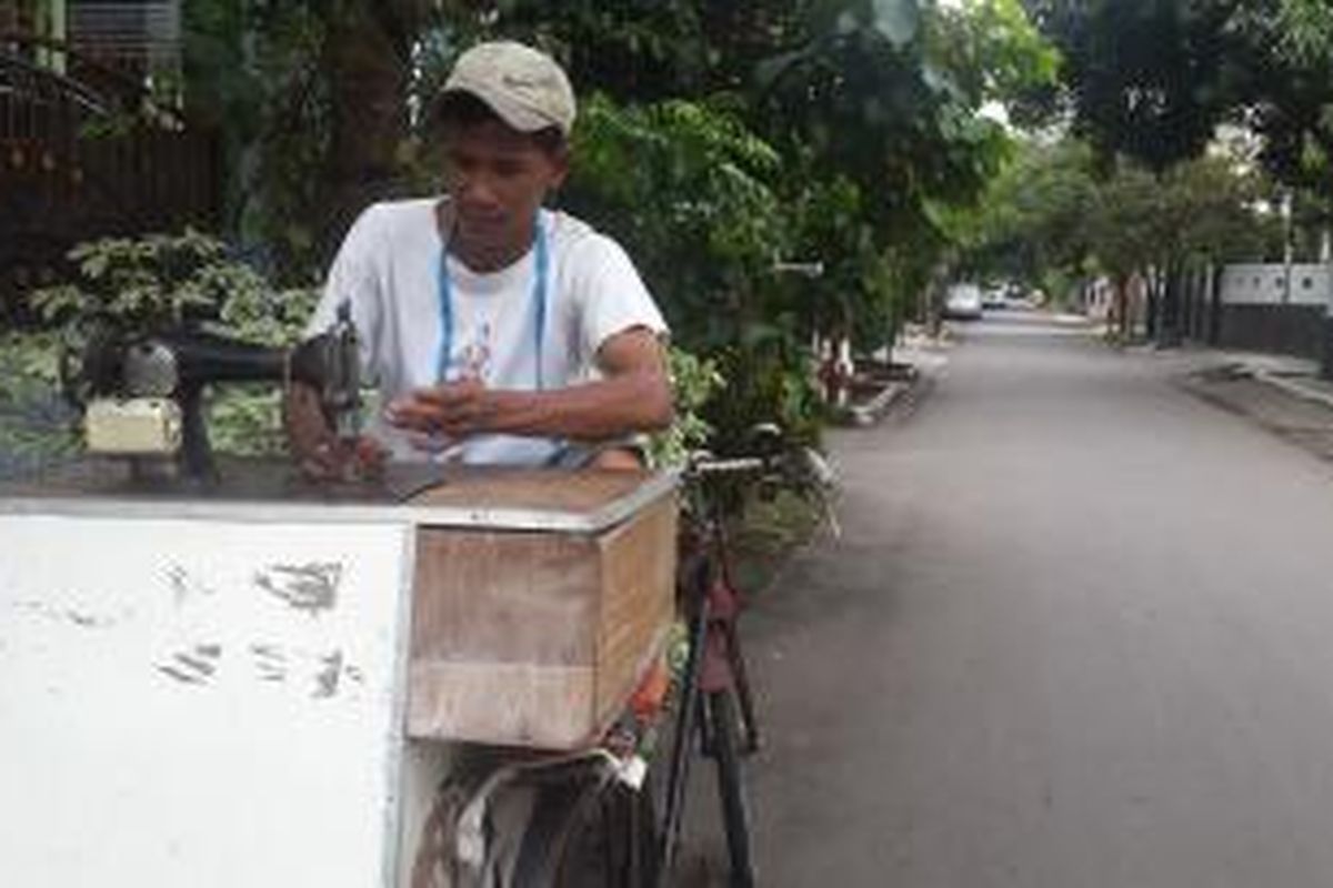 Arifin (33) penjahit keliling di kawasan Cempaka Putih, Jakarta Pusat. Ia sudah lima tahun menjadi penjahit keliling. Sementara itu, ia sudah 16 tahun berkecimpung di dunia konveksi.