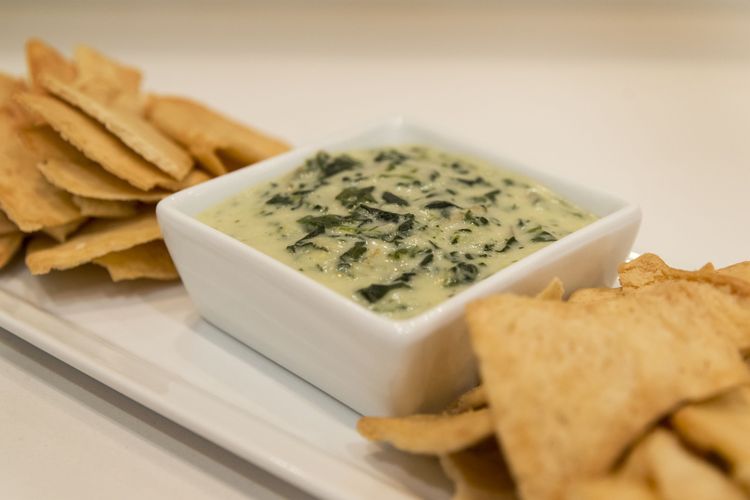 Ilustrasi gorengan dengan spinach artichoke dip