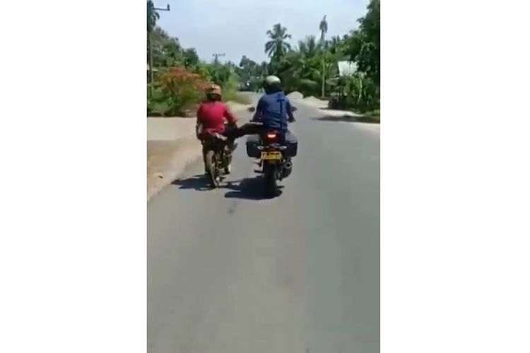 Tangkapan layar dari sebuah video viral yang memperlihatkan seorang anggota polisi menendang pemotor di Aceh Jaya.
