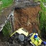 Jembatan Antardesa di Banjarnegara Ambrol, Truk Pasir Terjun ke Sungai