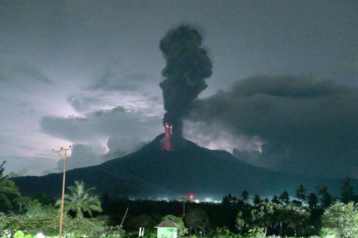 Gunung Lewotobi Laki-laki Meletus, 6 Orang Tewas Tertindih Rumah Roboh