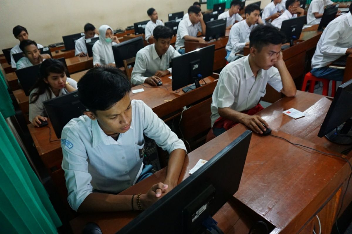 Ujian Nasional Basis Komputer (UNBK) SMA Pembangunan 4 Playen di SMK Yappi Wonosari Senin (9/4/2019) pagi.  