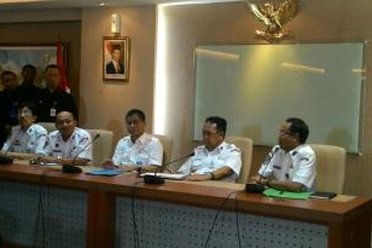 Menteri Perhubungan Ignasius Jonan (tengah) saat konferensi pers di Jakarta, Jumat (9/1/2015)