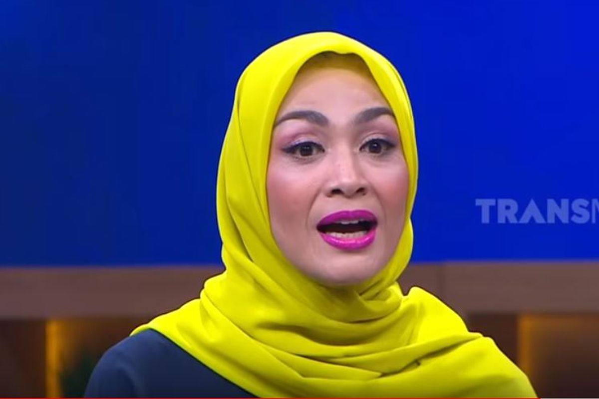 Presenter Dewi Hughes saat tampil di tayangan Ini Baru Empat Mata yang ditayangkan Trans 7.