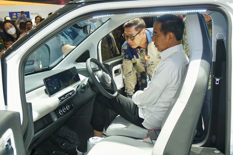 Presiden Jokowi saat mencoba Wuling Air ev di IIMS 2023.