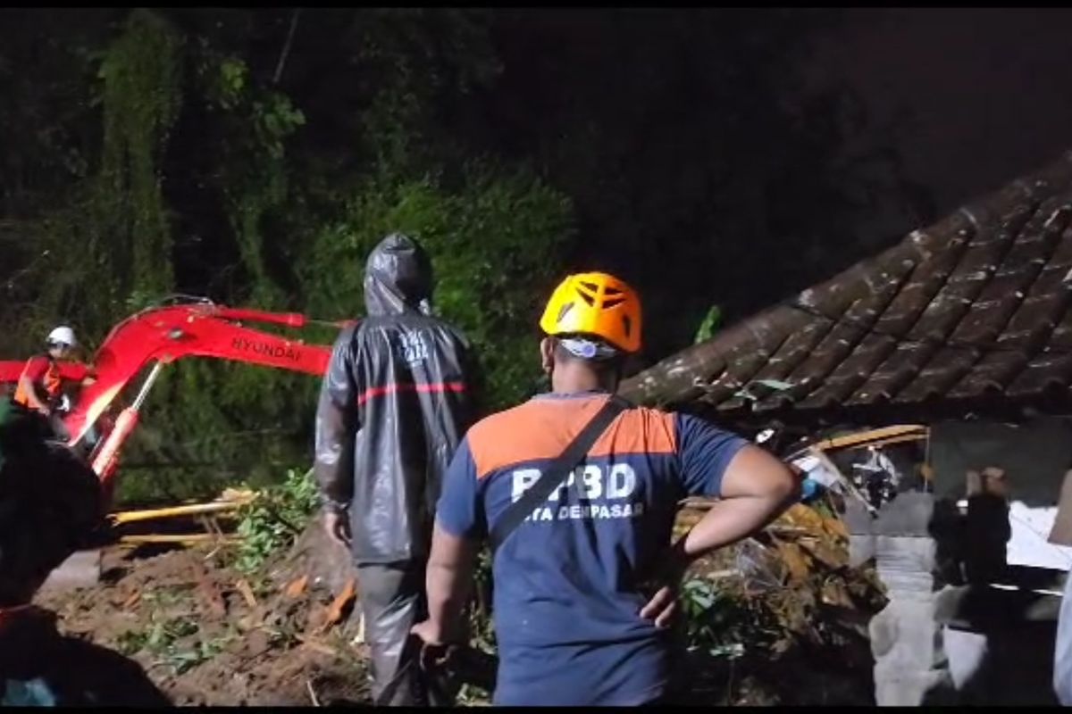 Tim operasional gabungan saat mengevakuasi satu keluarga yang tertimpa longsor di Kelurahan Cempaka, Kabupaten Bali, Bali, pada Jumat (7/72023) pukul 21.00 Wita./ BPBD Bangli