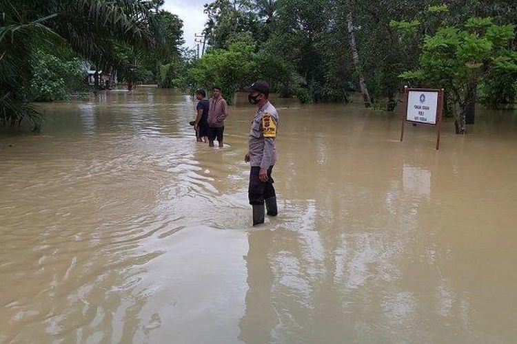 Petugas polisi mencari mobil yang hanyut terseret banjir di Aceh Timur, Minggu (27/2/2022). Akibat banjir ini, sebanyak 3.766 jiwa mengungsi.