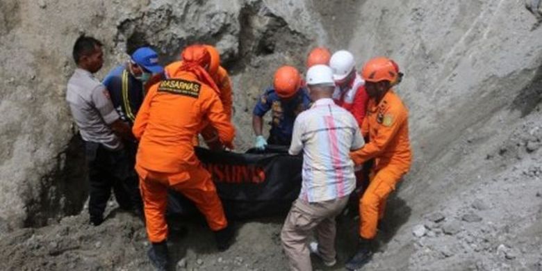 Tim SAR gabungan mengevakuasi jenazah Matheis Frans warga Desa Nania yang tewas tertimbun longsoran bukit pasir di Desa Nania, Ambon, Maluku, Kamis (26/9/2019). Bukit pasir tersebut longsor akibat gempa bumi magnitudo 6,5 yang mengguncang Pulau Ambon. 