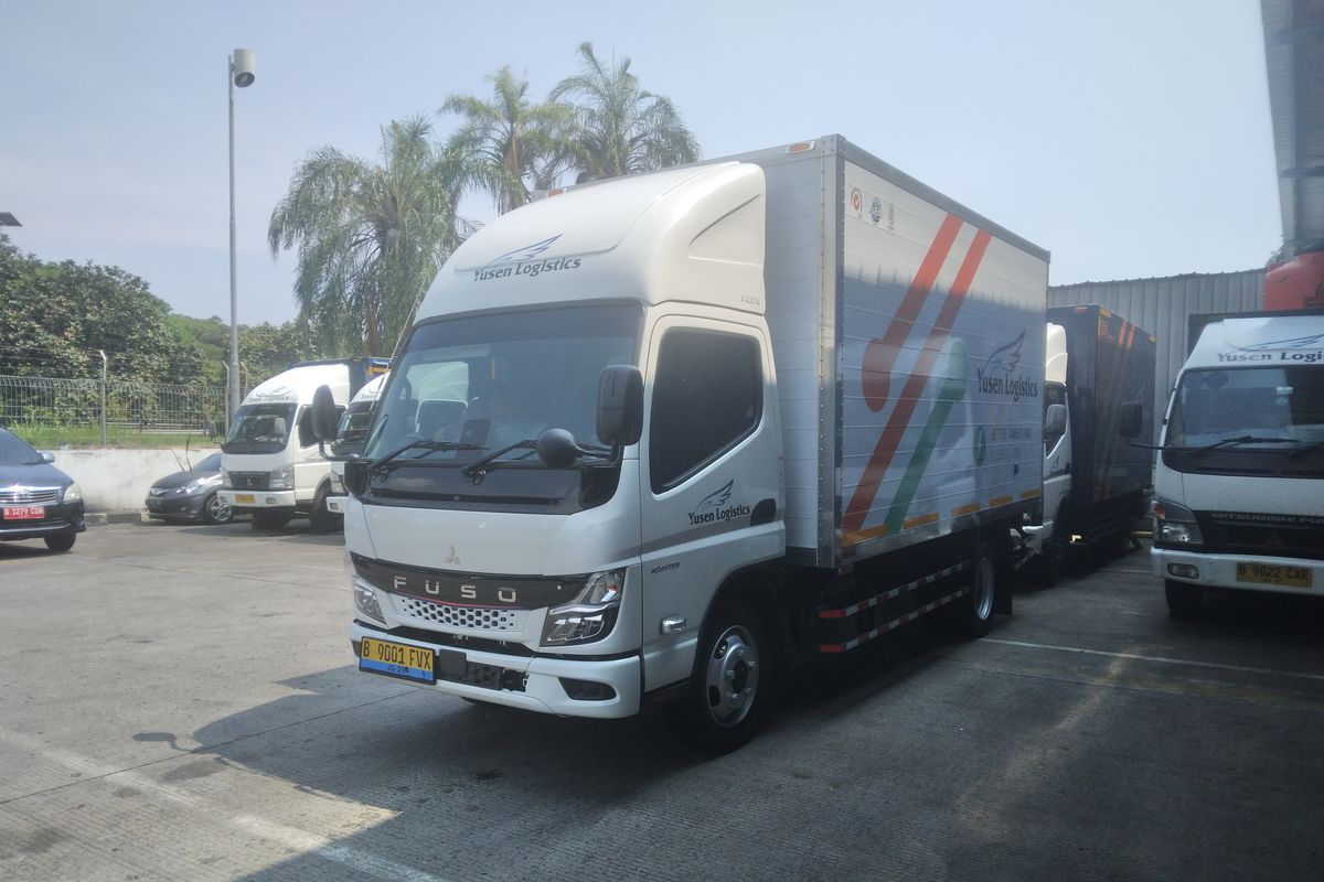 PT Yusen Logistics Indonesia menjadi perusahaan pertama yang mengoperasikan truk listrik Mitsubishi Fuso eCanter sebagai kendaraan operasional.