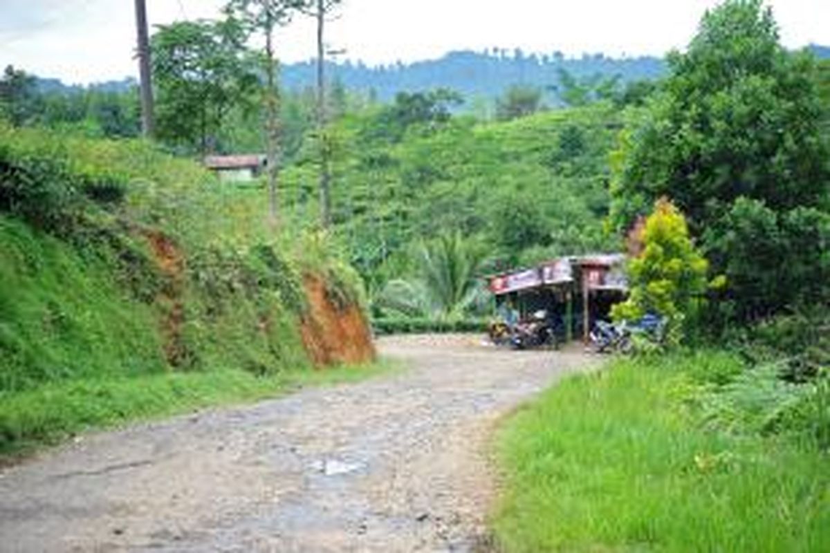 Jalan aspal yang hancur menuju ke warung kecil milik Atmi (48) ini terletak hanya dua jam dari Jakarta.