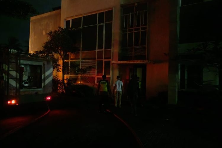 Pemadam kebakaran tengah melalukan pemadam kebakaran di RSU Mitra Delima Malang