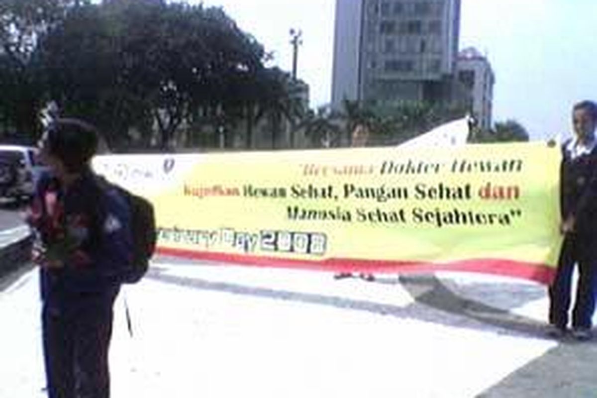 Aksi simpatik guna mengingatkan masyarakat soal keamanan pangan asal hewan digelar di Bundaran HI, Jakarta, Sabtu (26/4).
