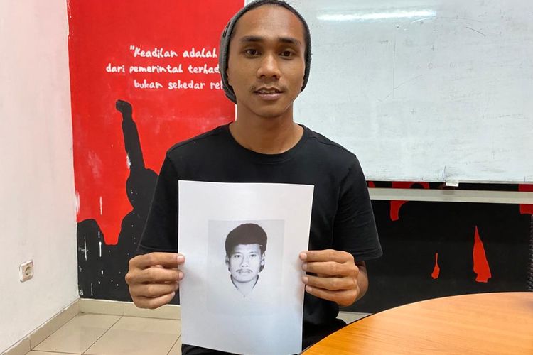 Salah satu anak Yani Afri bernama Hardingga memegang cetakan foto ayahnya saat ditemui di kawasan Senen, Jakarta Pusat, Rabu (24/5/2023). Yani merupakan sopir angkot yang diculik tiga hari menjelang Pemilu 1997. 