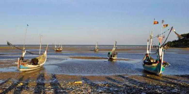 Perahu nelayan di Pantai Jumiang, Pamekasan, Madura, Jawa Timur.