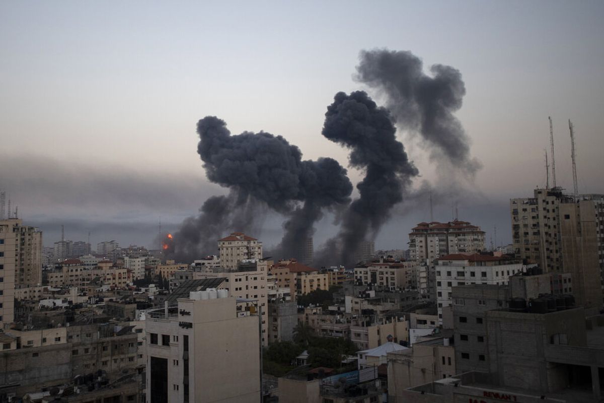 Asap mengepul setelah serangan udara Israel di Kota Gaza di tengah memuncaknya konflik Israel dan Palestina pada Rabu, 12 Mei 2021.