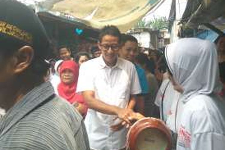 Calon wakil gubernur DKI Jakarta Sandiaga Uno mengunjungi permukimanan padat penduduk di Ancol, Pademangan, Jakarta Utara, Selasa (22/11/2016).