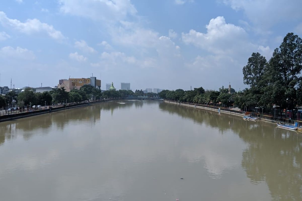 Sungai Cisadane membelah Kota Tangerang dilihat dari Jembatan Berendeng Kecamatan Tangerang Kota Tangerang, Jumat (6/3/2020)