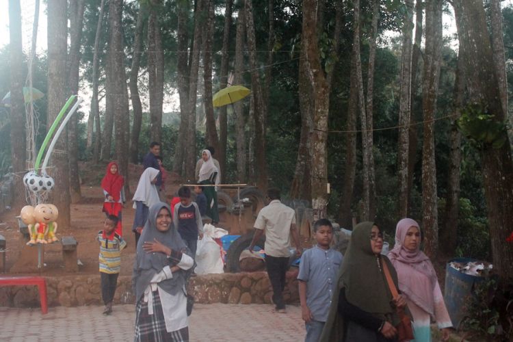 Pengunjung di Puncak Gunung Salak, Kecamatan Nisam Antara, Kabupaten Aceh Utara, Aceh, Kamis (27/12/2018).