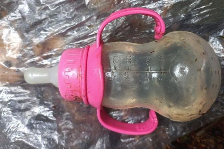 Sebuah botol minum bayi yang ditemukan di antara pepohonan menjaga harapan untuk menemukan anak-anak yang hilang.