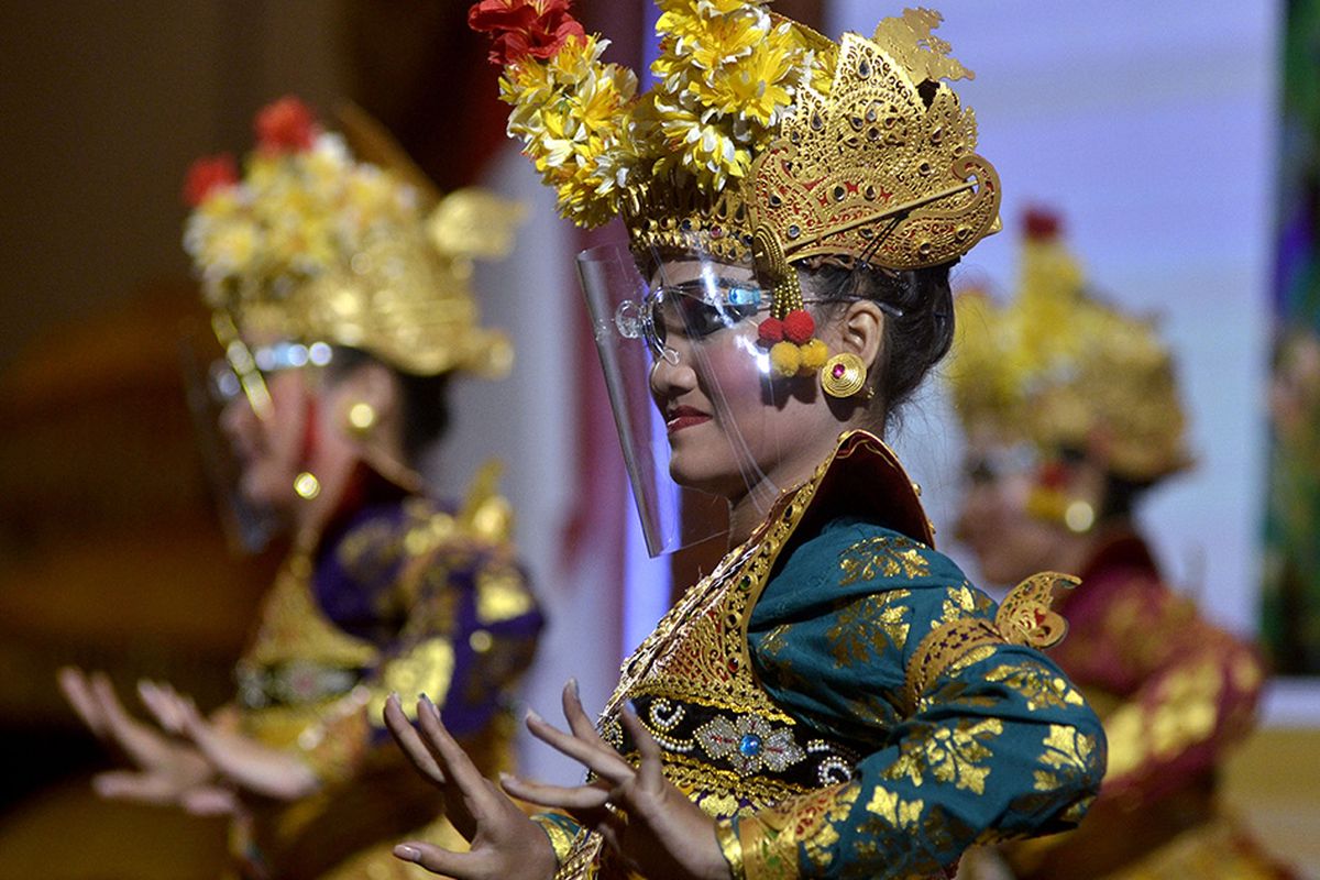 Foto dirilis Minggu (20/9/2020), memperlihatkan sejumlah penari Bali mengenakan pelindung wajah saat mulai tampil dalam atraksi budaya untuk pariwisata di Nusa Dua, Badung. Keseriusan penerapan berbagai protokol kesehatan di Bali ditargetkan dapat menekan angka penyebaran Covid-19 sehingga mampu membangun kepercayaan wisatawan untuk mengunjungi Pulau Dewata kembali.